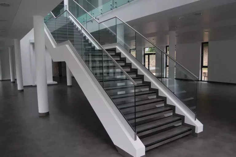 Balustrady całoszklane – elegancja i bezpieczeństwo w nowoczesnym wnętrzu